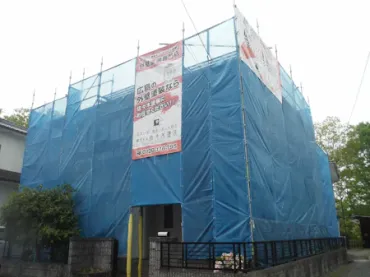 S様のお宅は築28年、『日本電建(株)』さんの木造軸組み工法2階建ての洋風住宅です。 15年前に塗装工事をさせていただいたOB客様のお宅です。 屋根はアルミ瓦。 東広島市・S様邸サムネイル画像