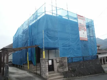 T様のお宅は築34年、『旧ナショナル住宅』さんのサンフェリカⅡ、軽量鉄骨大型パネル構造2階建ての洋風住宅です。 屋根はスレート瓦(旧松下電工 フルベスト20)広島市安佐北区安佐町鈴張・T様サムネイル画像