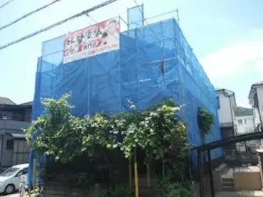 築24年、木造2階建ての洋風住宅です。 屋根は陶器瓦(F型) 切妻5寸勾配で瓦の割れもなく並びも整っています広島市西区・K様サムネイル画像