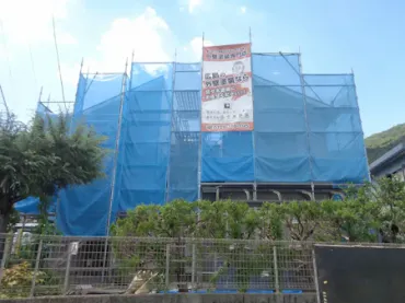 築28年、木造(在来工法)2階建ての洋風住宅です。 屋根はスレート瓦(クボタ ニューコロニアル) 広島市安佐南区八木・O様サムネイル画像