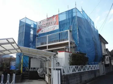 M様のお宅は築51年、木造(在来工法)2階建ての洋風住宅です。 屋根はガルバリウム鋼板屋根。 元々はスレート屋根だったそうですが6年前に葺き替えをされています。 ガルバリウム鋼板の表面に石粒を付着させた意匠性のある屋根材です 広島市安佐北区可部東4丁目・M様サムネイル画像