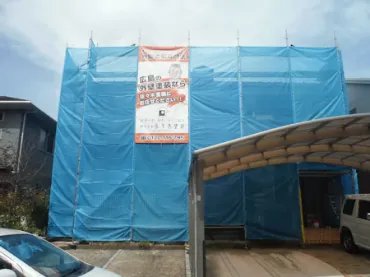 O様のお宅は築20年、『大和ハウス工業(株)』さんの軽量鉄骨構造2階建ての洋風住宅です。 屋根はスレート瓦(旧クボタ カラーベスト グリシェイドNEO) アスベストを含有しない屋根材です。広島市安佐北区亀山西・O様サムネイル画像