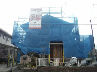 築20年、『大和ハウス工業(株)』さんの軽量鉄骨構造2階建ての洋風住宅です。 屋根はスレート屋根。 旧クボタのカラーベスト スぺリアルグランデというノンアスベストの商品です。 切妻4.5寸勾配の屋根でこれまで塗装歴はありません。広島市安佐北区亀山西・S様サムネイル画像