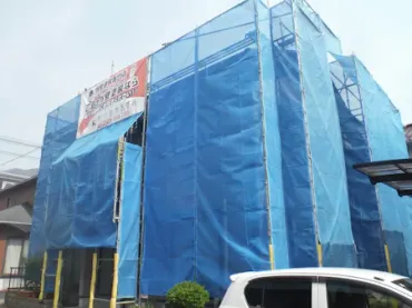 T様のお宅は築24年、木造(在来工法)2階建ての洋風住宅です。 屋根は乾式コンクリート(アサヒ スカンジア) 切妻5寸勾配の屋根で1面にソーラーパネルが設置されています。 これまで塗装歴はなく今回が初めての塗装メンテナンスになります。広島市安佐北区可部南・T様サムネイル画像