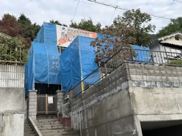 M様のお宅は築47年、木造在来工法2階建ての住宅です。 屋根は陶器瓦(和型J型) 瓦の割れやずれもなく並びも整っています。広島市安佐北区可部東・M様サムネイル画像